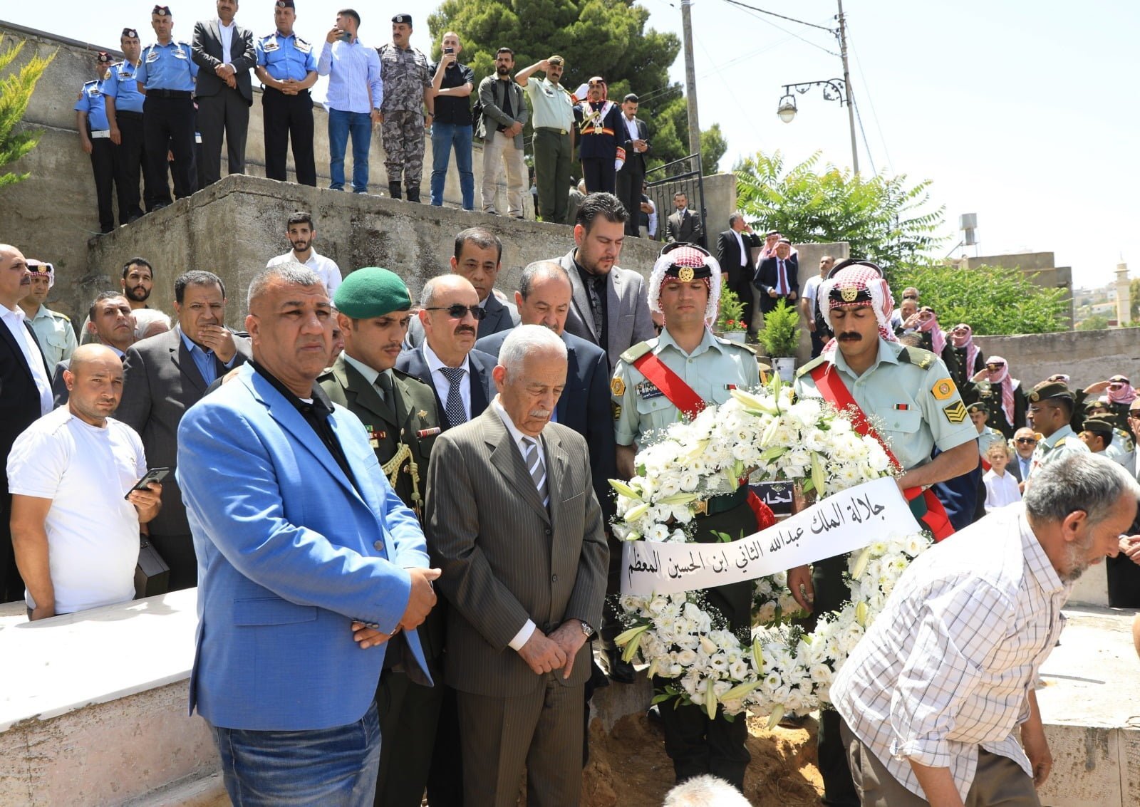 مندوبا عن الملك وولي العهد .. العيسوي يشارك في تشييع جثمان نذير رشيد