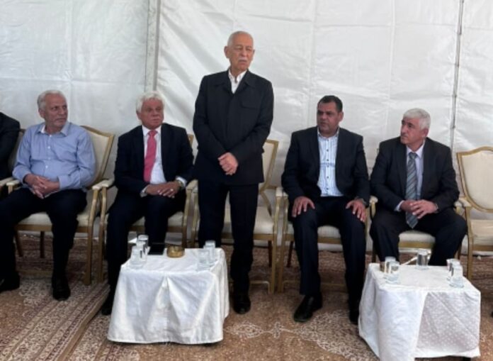 مندوبا عن الملك وولي العهد ..العيسوي يعزي عشيرتي الحوامدة والقيسي مندوبا عن الملك وولي العهد ..العيسوي يعزي عشيرتي الحوامدة والقيسي