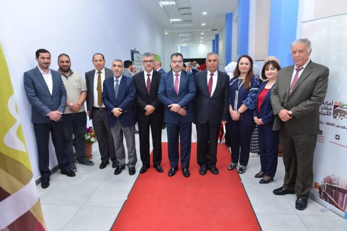 رئيس جامعة البترا يفتتح معرض الكتاب في كلية الحقوق بمناسبة عيد الاستقلال