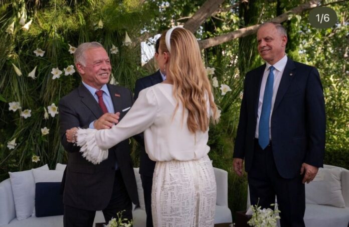 الملك وولي العهد وأمراء في جاهة الأميرة عائشة بنت فيصل (صور)