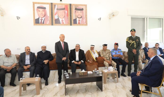 مندوبا عن الملك وولي العهد .. العيسوي يقدم واجب العزاء لذوي الشهيدين العرام والصياح