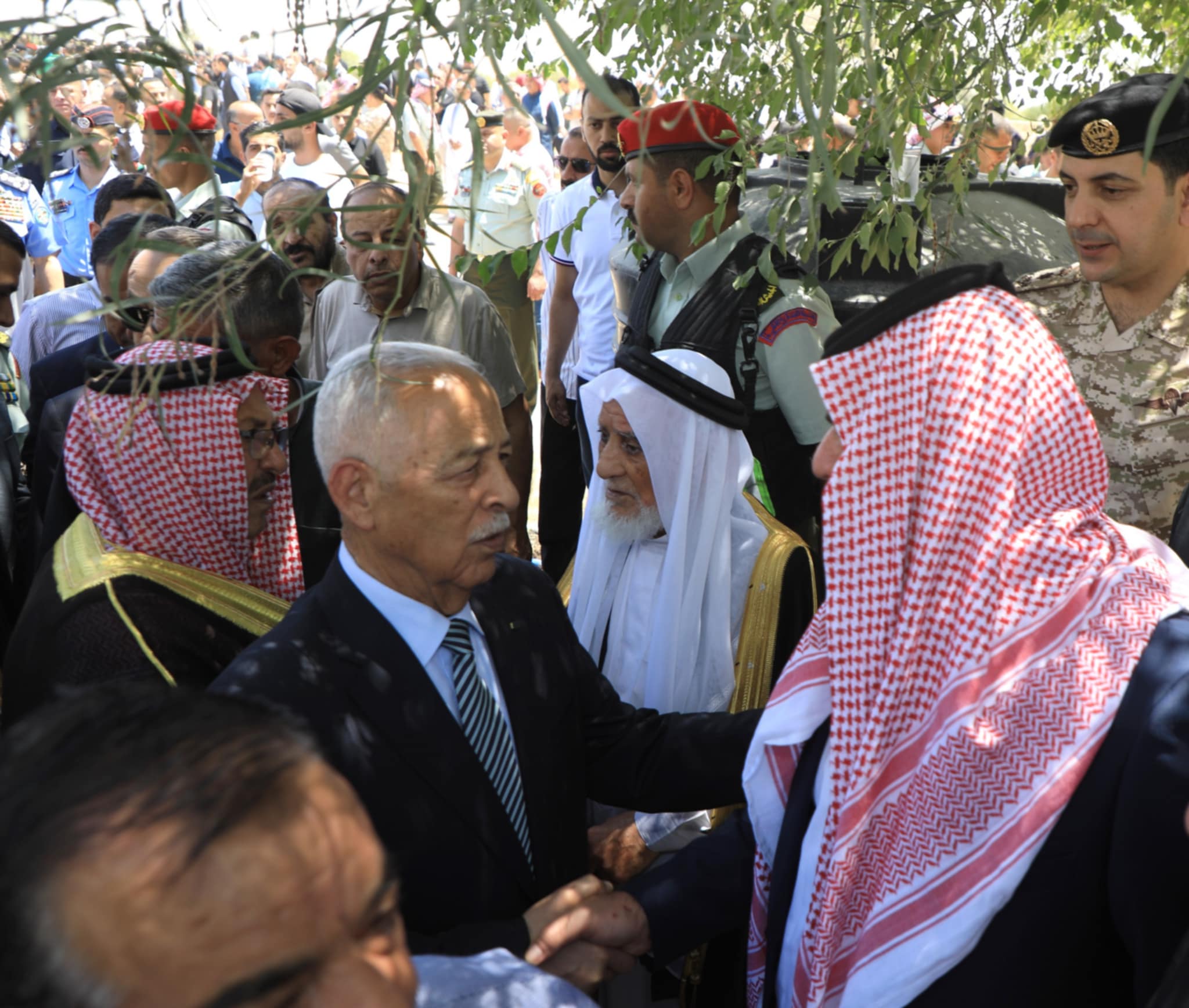 مندوبا عن الملك وولي العهد.. العيسوي يعزي عشيرة الحنيطي