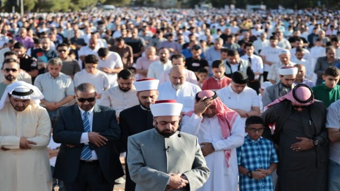 الأردنيون يؤدون صلاة عيد الأضحى في جميع المحافظات