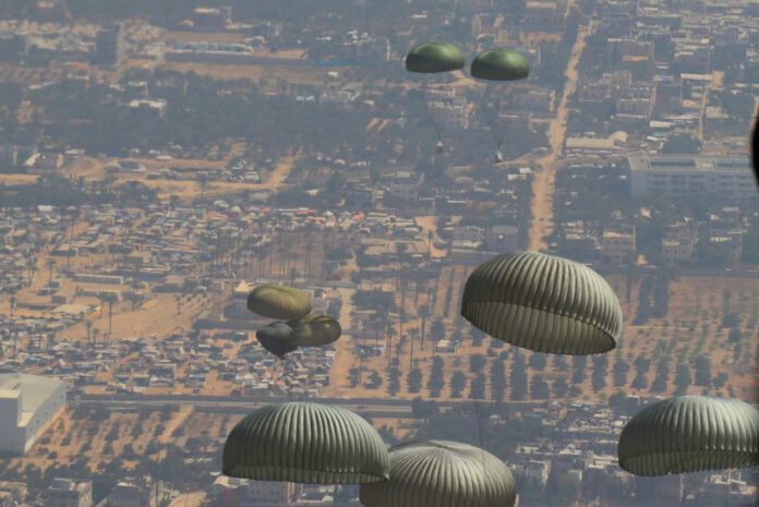 القوات المسلحة تنفذ 3 إنزالات جوية لمساعدات على جنوب غزة