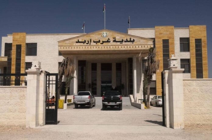 بلدية غرب إربد تنفذ حملة نظافة شاملة خلال عطلة العيد