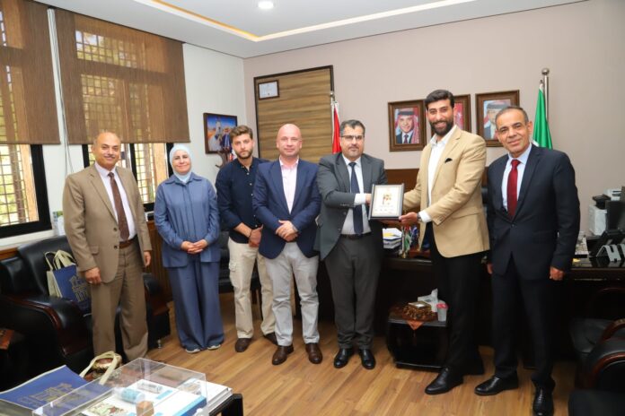 جامعة البترا تكرم خريج الجامعة راغب البلبيسي جامعة البترا تكرم خريج الجامعة راغب البلبيسي