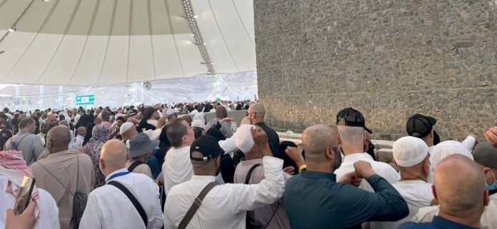 حجاج بيت الله الحرام يرمون الجمرات ثاني أيام التشريق