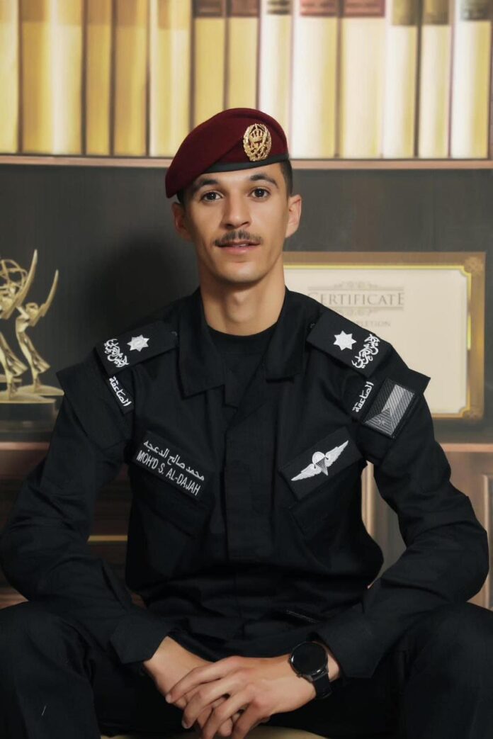 الرائد يزن الدعجة يهنئ ابن عمه محمد بالترفيع الى رتبة ملازم ثاني الرائد يزن الدعجة يهنئ ابن عمه محمد بالترفيع الى رتبة ملازم ثاني