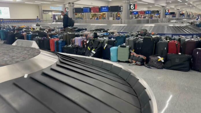 العطل التقني : الأمتعة تنتظر المسافرين والحقائب مكدسة في مطار هارتفيلد