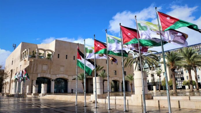 هل تشمل مكافأة اعباء المهنة والمنصب موظفي الامانة المحالين على التقاعد ؟