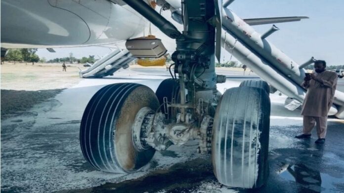 احتراق طائرة سعودية إثر خروجها عن المدرج في مطار بيشاور - صور