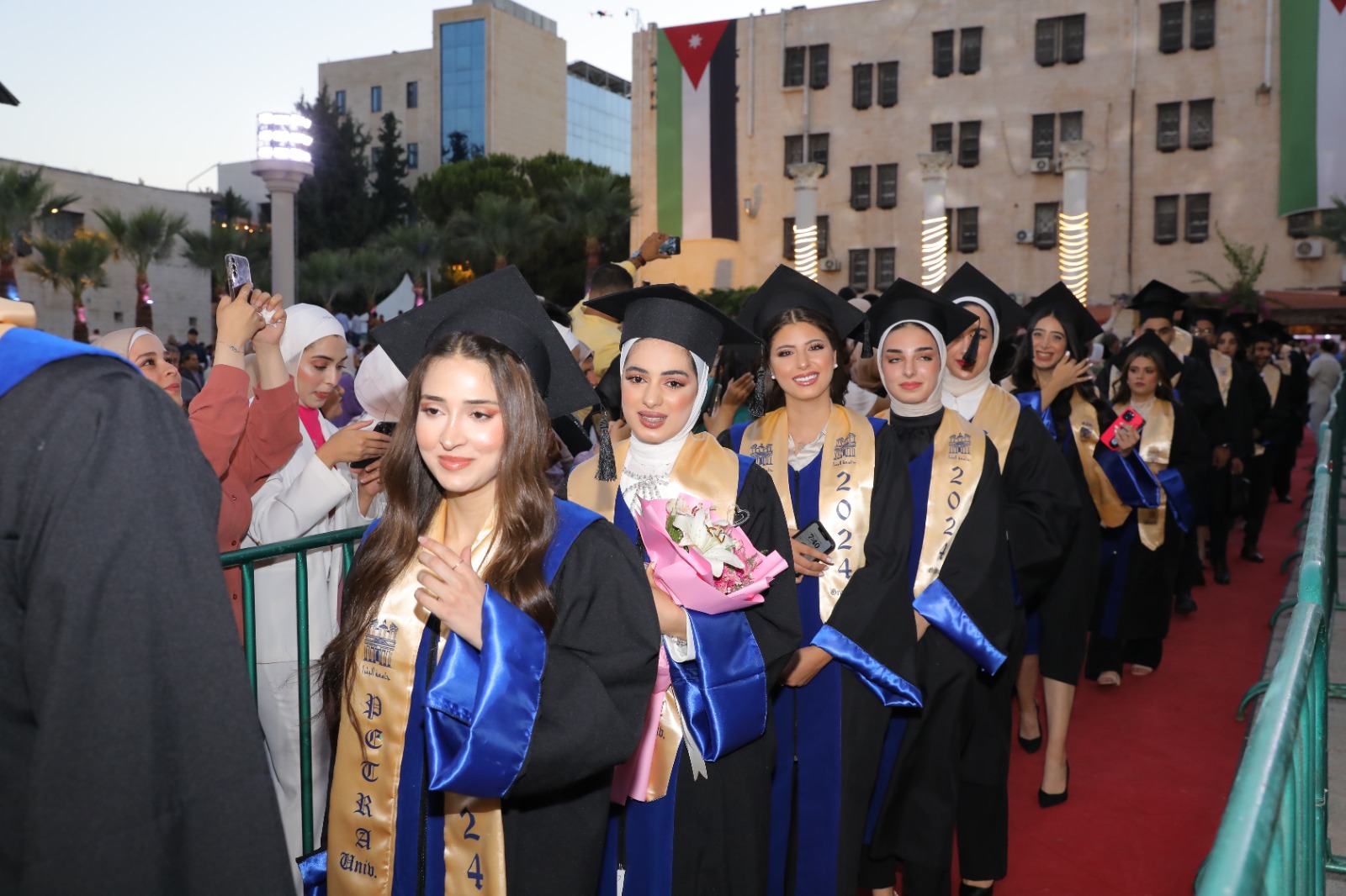 جامعة البترا تحتفل بتخريج طلبة الفصل الثاني من الفوج الثلاثين - صور