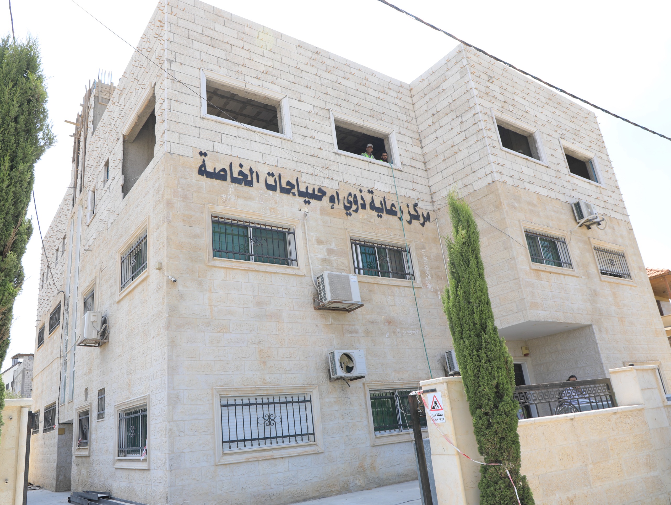 رئيس الديوان الملكي يفتتح ويتفقد مشاريع مبادرات ملكية بالرمثا - صور