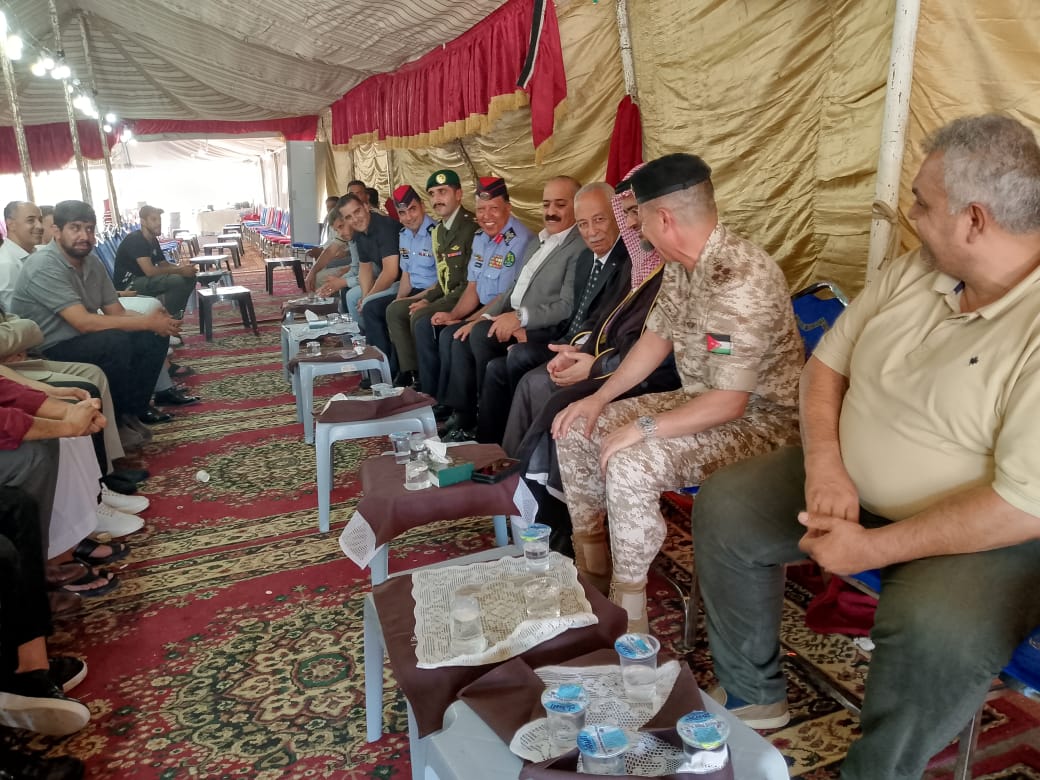 مندوبا عن الملك وولي العهد.. العيسوي يعزي ذوي الشهيد الفوارس