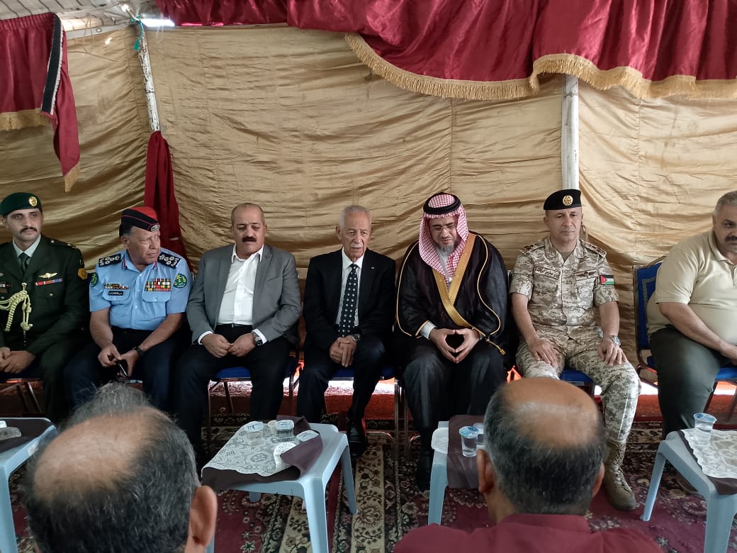 مندوبا عن الملك وولي العهد.. العيسوي يعزي ذوي الشهيد الفوارس