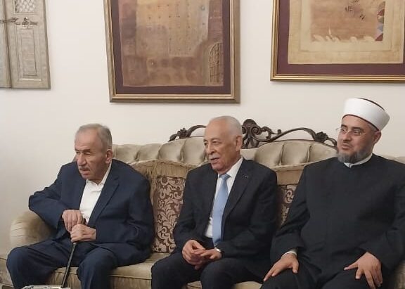 مندوبا عن الملك وولي العهد .. العيسوي يعزي آل الساكت