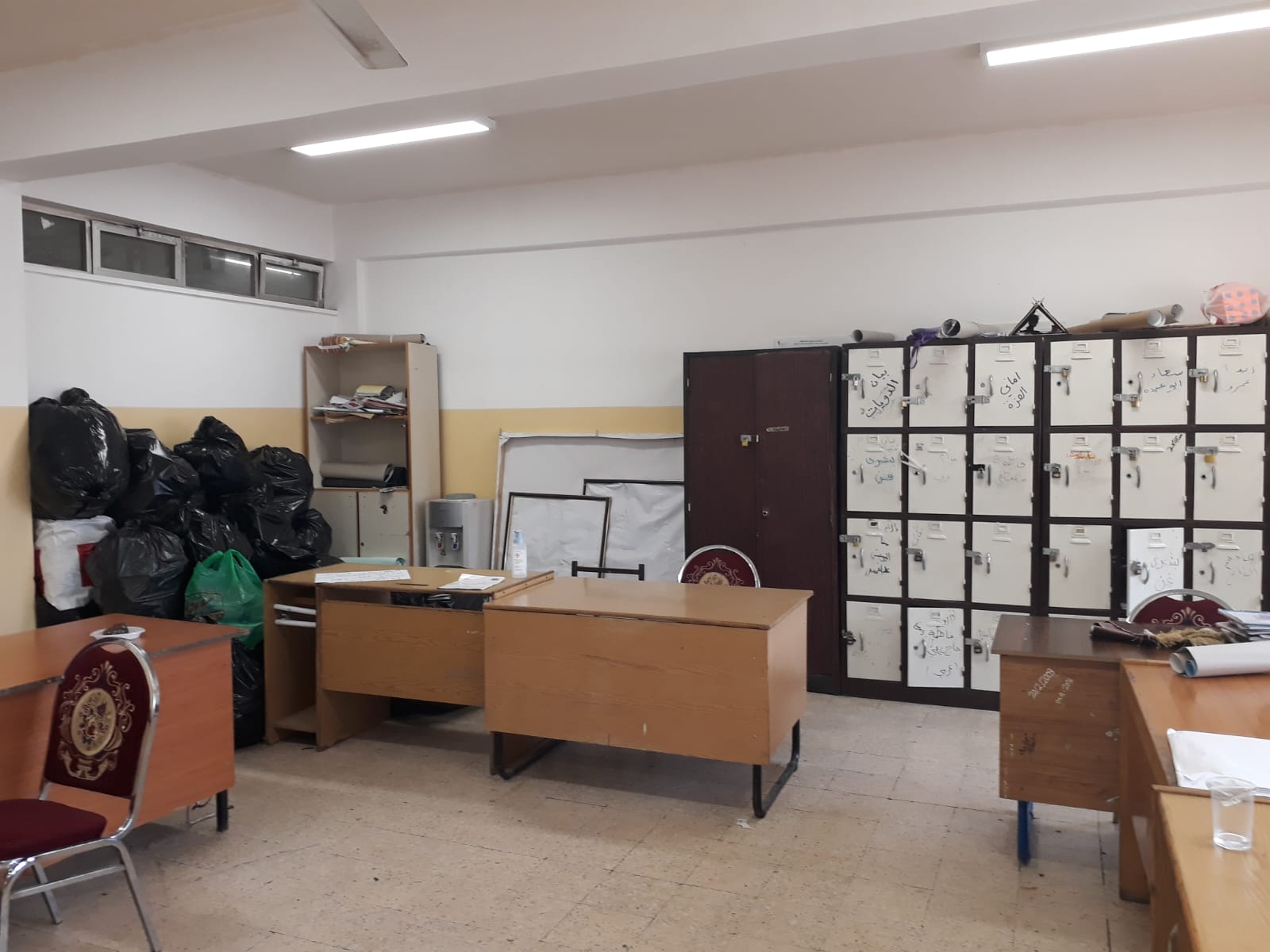 المعلمة خديجة محمود تعلن الانتهاء من تنفيذ فكرة " ابداعنا بلمتنا " - صور