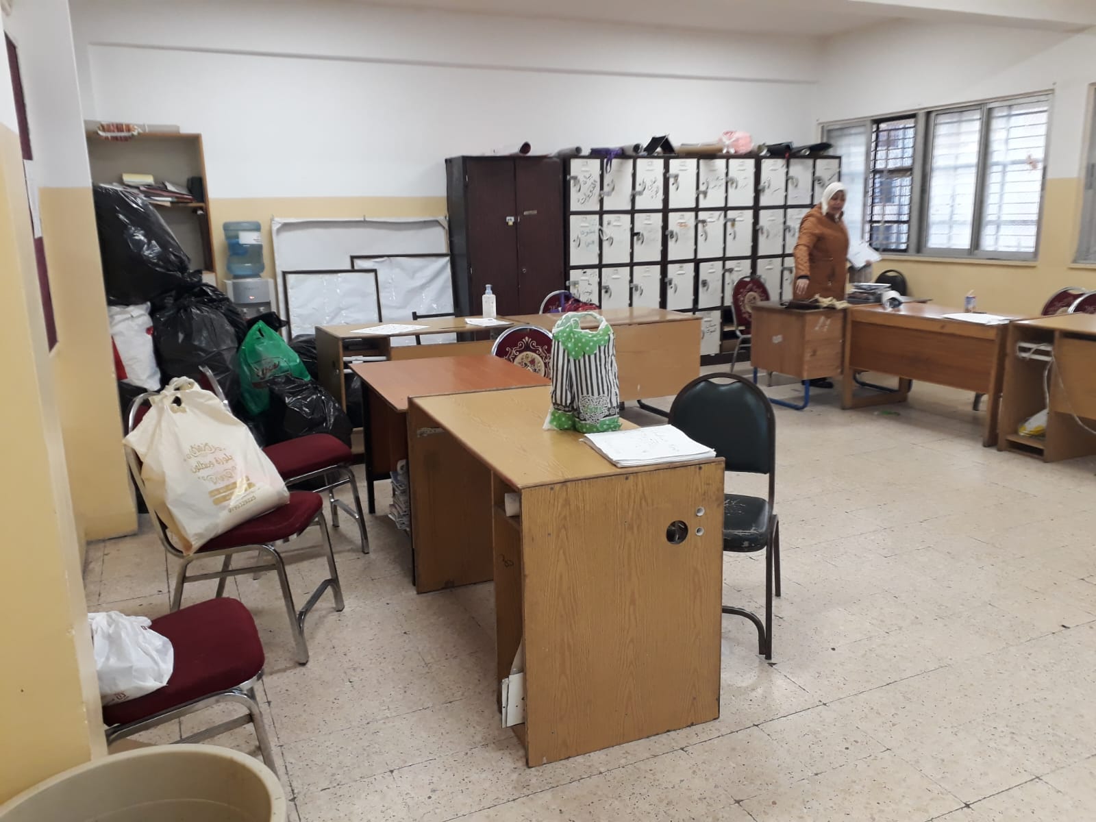 المعلمة خديجة محمود تعلن الانتهاء من تنفيذ فكرة " ابداعنا بلمتنا " - صور