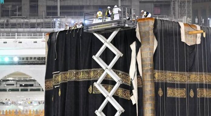 تغيير كسوة الكعبة المشرفة