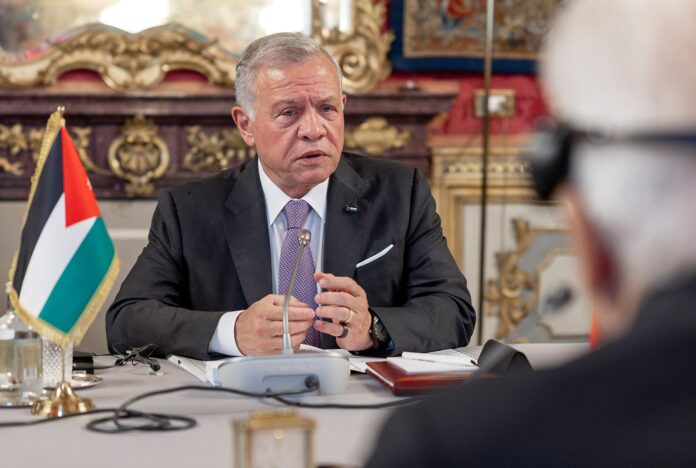 الملك يهنئ ستارمر بتوليه رئاسة وزراء بريطانيا