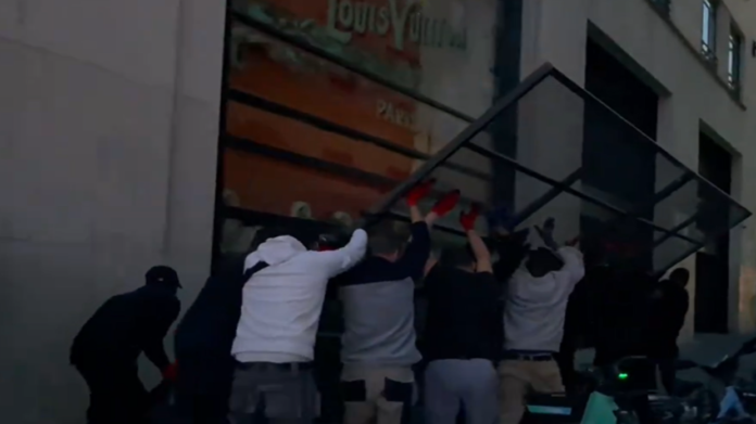 تعزيز واجهات المحلات في باريس تحسبا لأعمال شغب مع انتهاء الانتخابات التشريعية تعزيز واجهات المحلات في باريس تحسبا لأعمال شغب مع انتهاء الانتخابات التشريعية