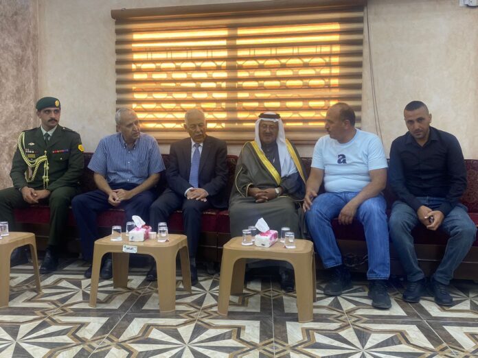 المستقل الاخباري مندوبا عن الملك وولي العهد .. العيسوي يعزي عشيرة الخلايلة المستقل الاخباري مندوبا عن الملك وولي العهد .. العيسوي يعزي عشيرة الخلايلة