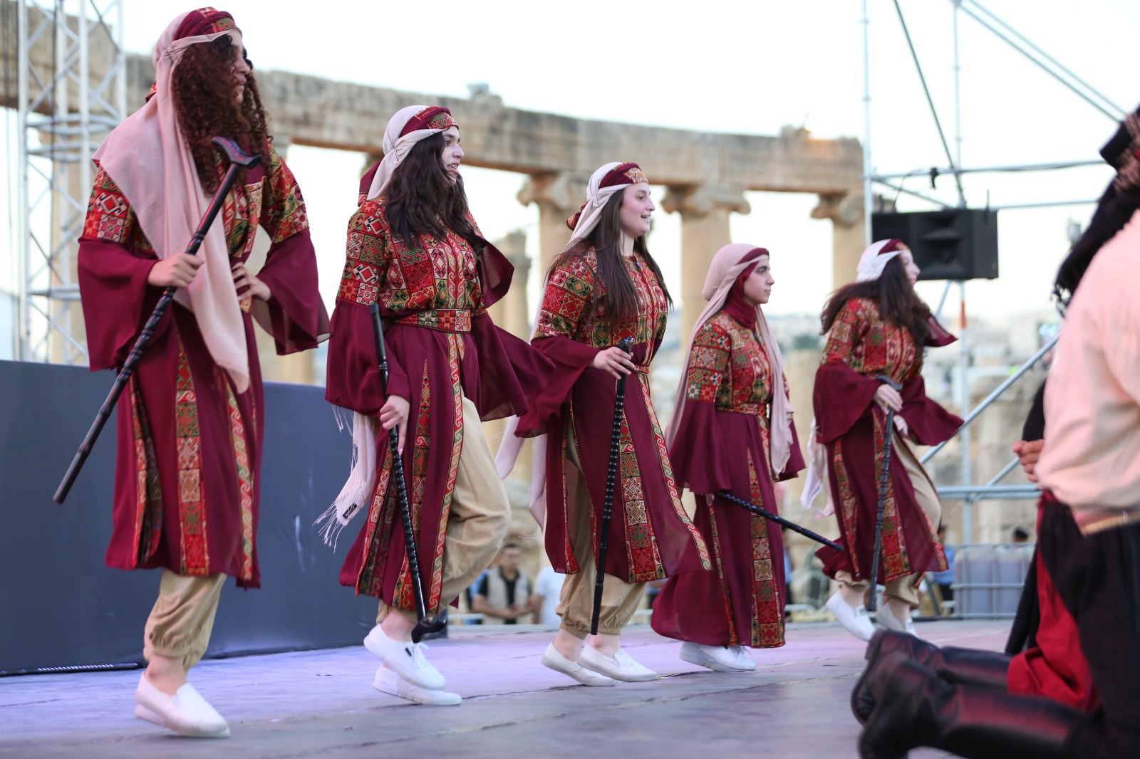 المستقل الاخباري فرقة "أوف ستيج" الاستعراضية تسطر ليلة تراثية فلسطينية في أمسية جرشية