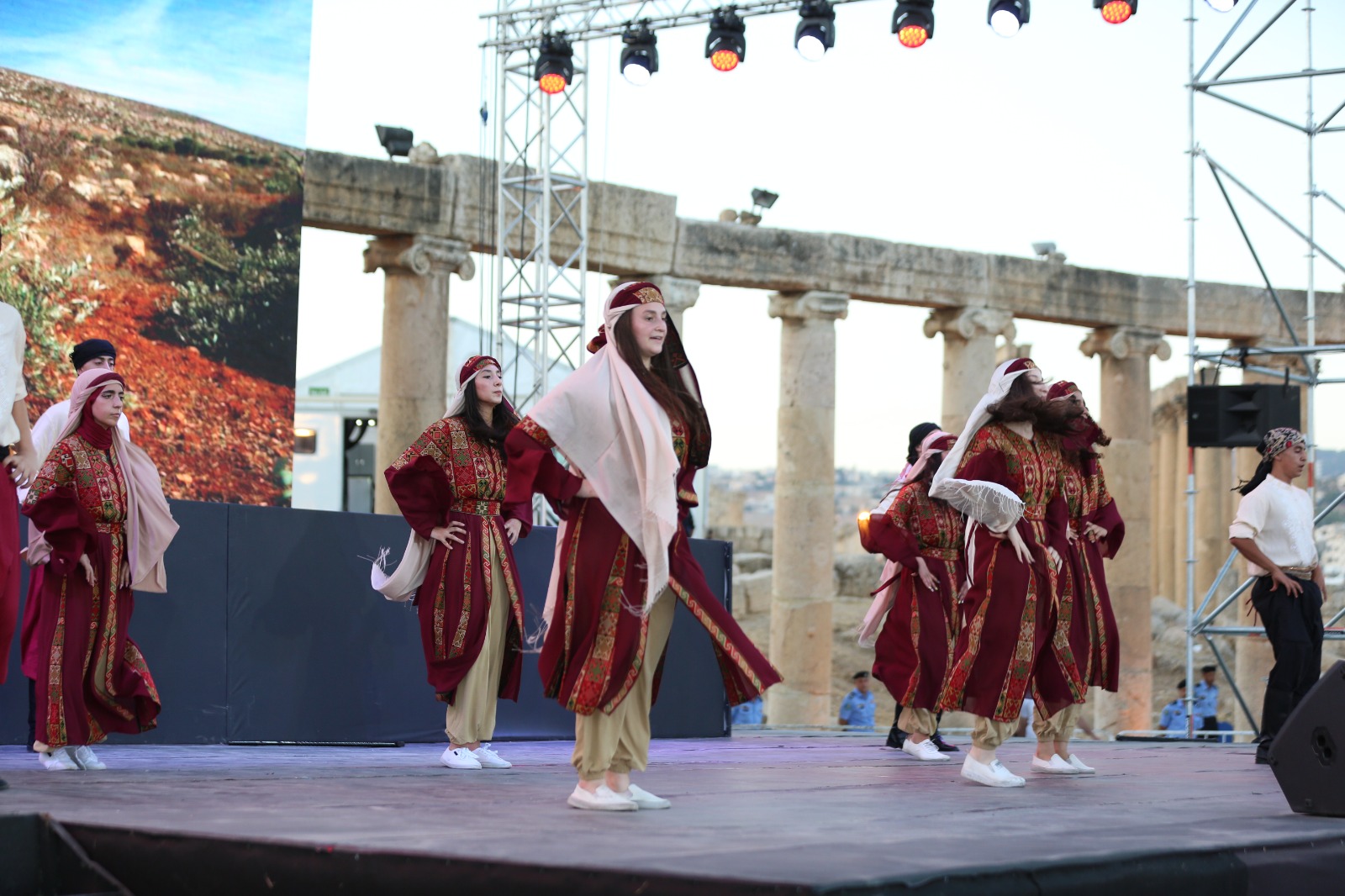 المستقل الاخباري فرقة "أوف ستيج" الاستعراضية تسطر ليلة تراثية فلسطينية في أمسية جرشية