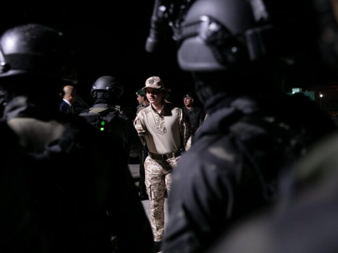 المستقل الاخباري الأمير هاشم يتابع تمرينا ليليا في قيادة الشرطة الخاصة - صور