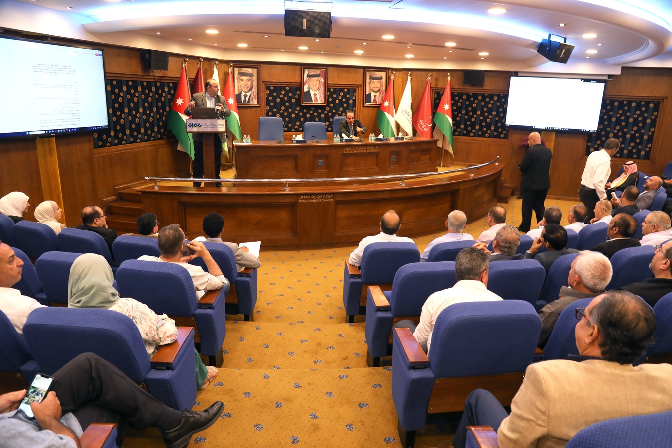 العموش يناقش معدل تنظيم المكاتب العقارية مع أصحاب المكاتب والمقدرين والمساحين