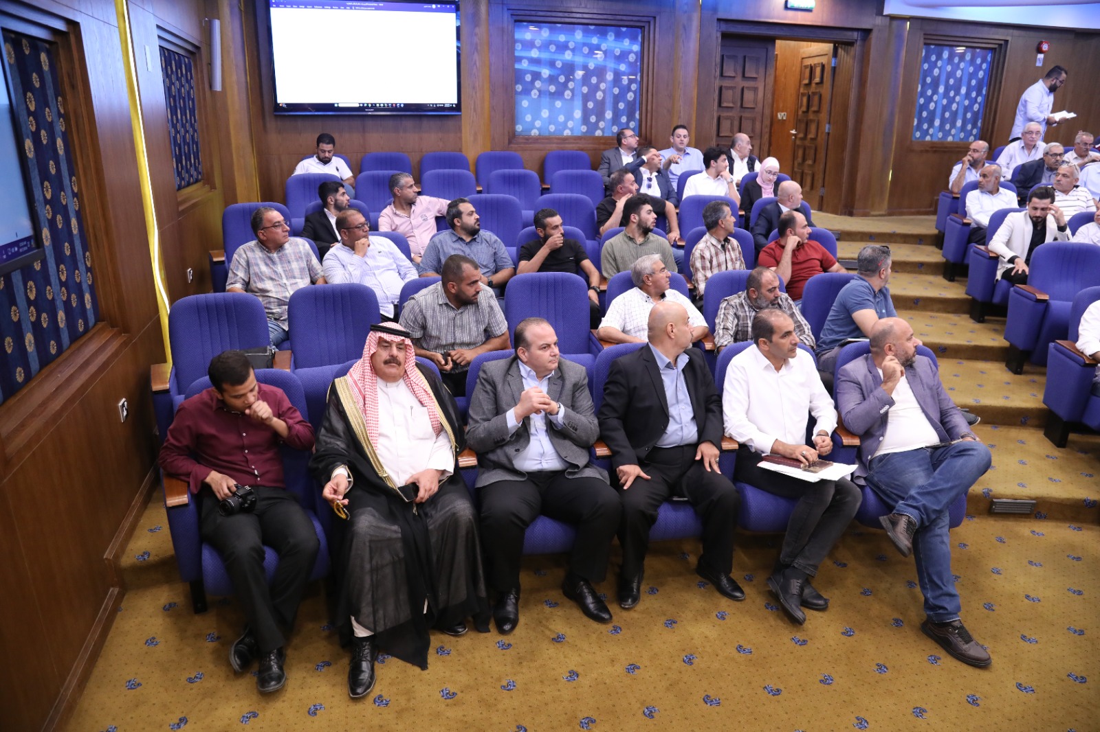 العموش يناقش معدل تنظيم المكاتب العقارية مع أصحاب المكاتب والمقدرين والمساحين