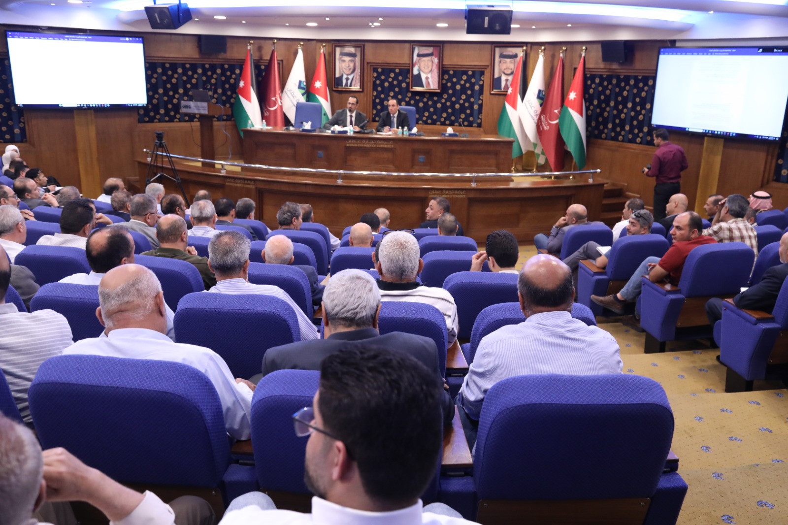 العموش يناقش معدل تنظيم المكاتب العقارية مع أصحاب المكاتب والمقدرين والمساحين