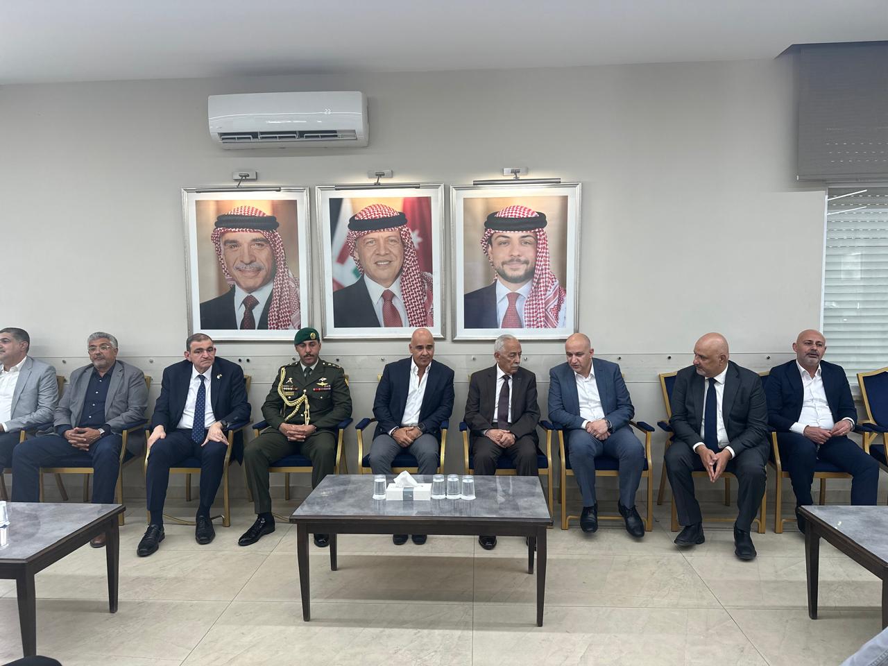 مندوبا عن الملك وولي العهد.. العيسوي يعزي آل المدني
