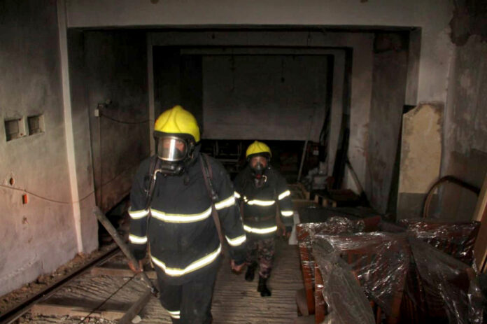 الدفاع المدني يخمد حريقًا بمستودع مفروشات في إربد