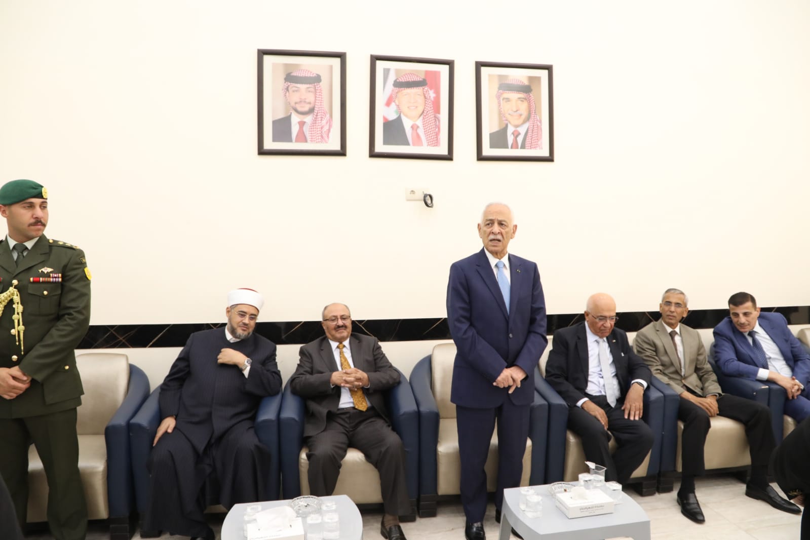 مندوبا عن الملك وولي العهد .. العيسوي يعزي عشيرتي الداوود والعواملة