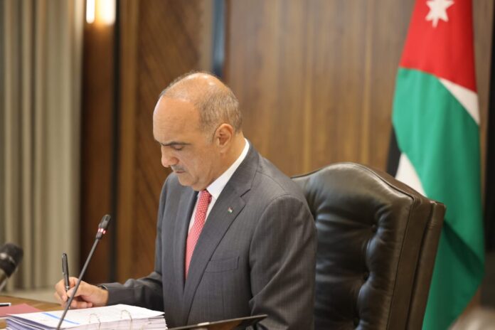 المستقل الاخباري من المتضرر من قرارات حكومة الخصاونة الاخيرة ؟ حماية المستهلك تجيب المستقل الاخباري من المتضرر من قرارات حكومة الخصاونة الاخيرة ؟ حماية المستهلك تجيب