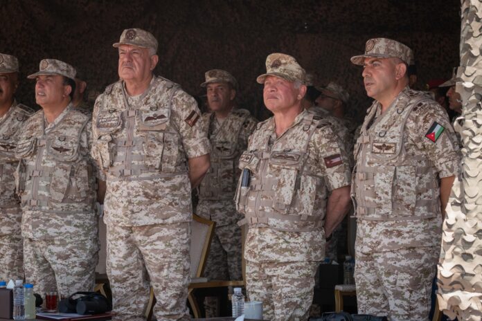 المستقل الاخباري الملك يتابع تمرين مطر غزير 3 - صور