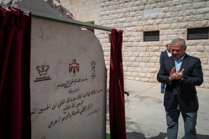 المستقل الاخباري الملك يفتتح المركز الإقليمي للصيانة والترميم في جرش - صور