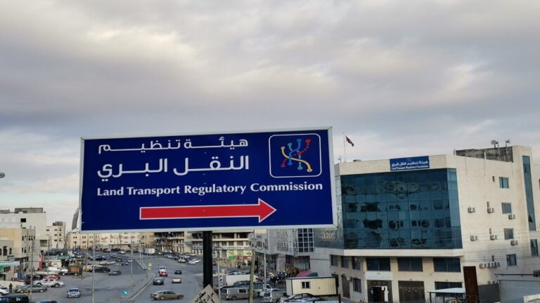 النقل البري تعمم بعدم تشغيل المركبات غير المؤمنة وغير المرخصة