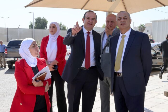 الوزيران سميرات وابو صعليك يزوران مركز الخدمات الحكومي في المقابلين وموقع إنشاء مركز خدمات مأدبا