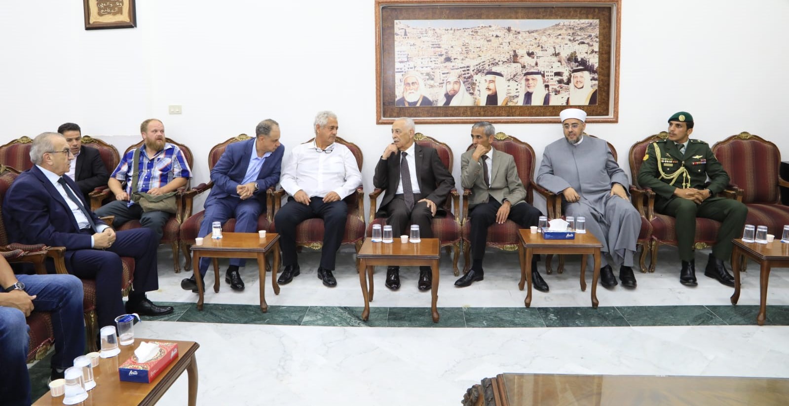 مندوبا عن الملك وولي العهد.. العيسوي يعزي عشيرة الحياصات