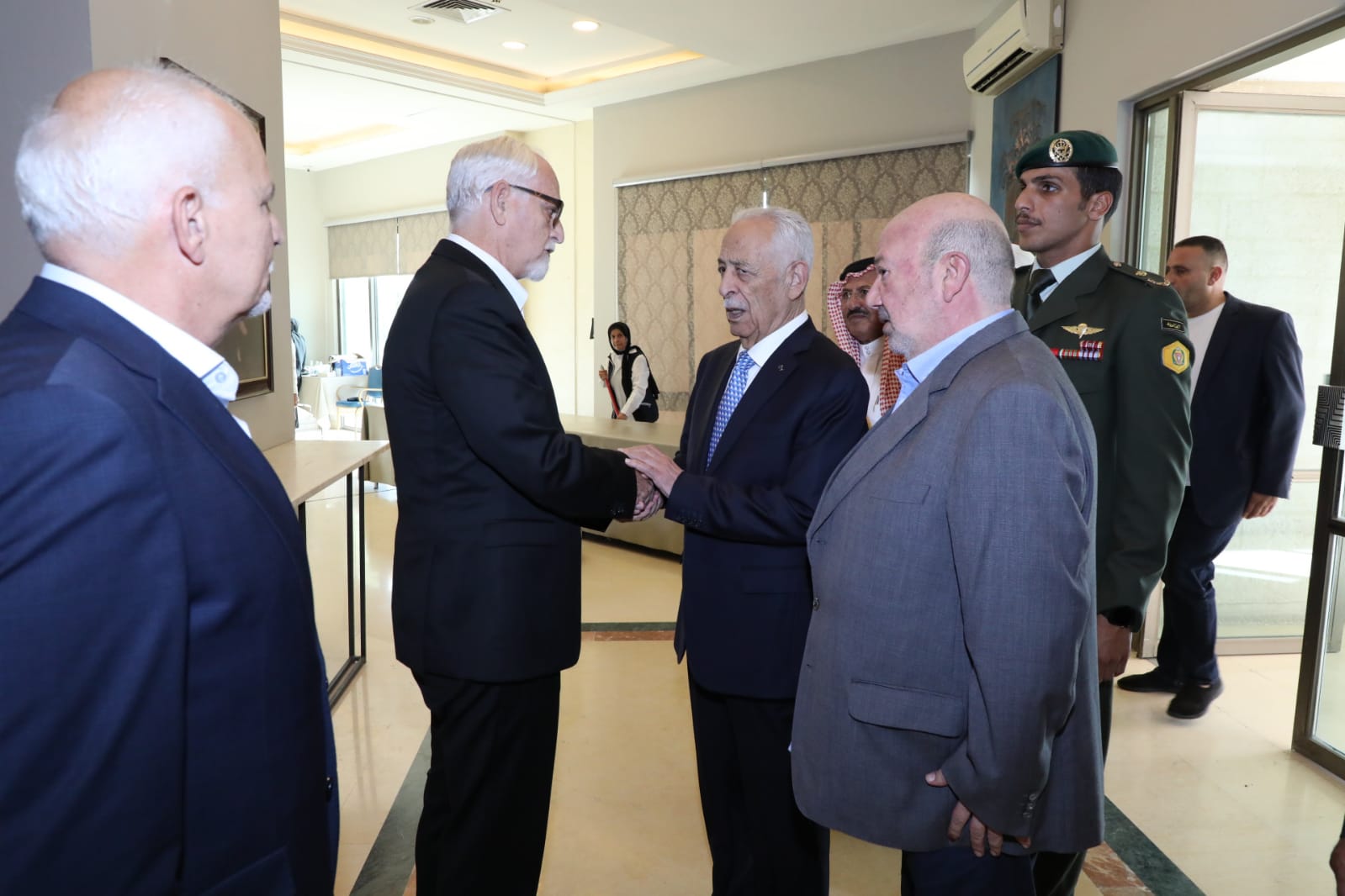 المستقل الاخباري مندوبا عن الملك وولي العهد .. العيسوي يعزي عشيرة الحنيطي وآل السمكري