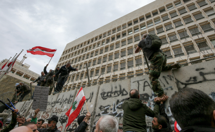 المستقل الاخباري وسط تدابير امنية مشددة .. رياض سلامة يمثل امام القضاء اليوم المستقل الاخباري وسط تدابير امنية مشددة .. رياض سلامة يمثل امام القضاء اليوم