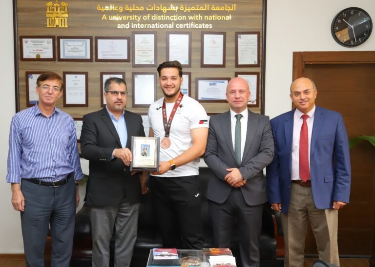 الطالب الصلاج يحصد برونزية رفع الأثقال العالمية لجامعة البترا