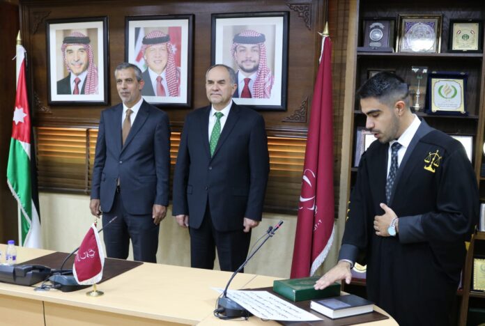 محامون يؤدون اليمين القانونية امام وزير العدل - صور