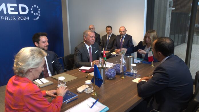 الملك يؤكد ضرورة تحمل المجتمع الدولي مسؤولياته تجاه اللاجئين السوريين والدول المستضيفة