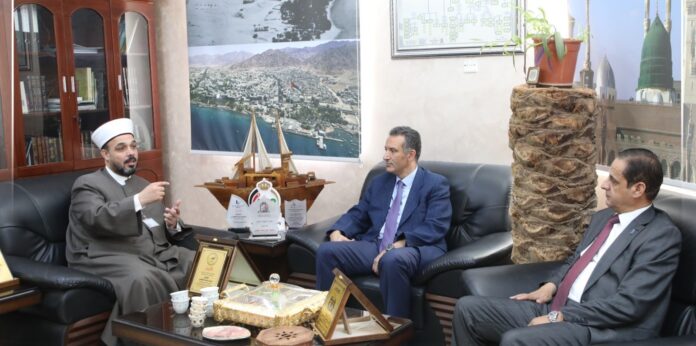 الفايز يهنئ المفتي محمد الجهني بجائزة الموظف المتميز خلال زيارته إفتاء العقبة