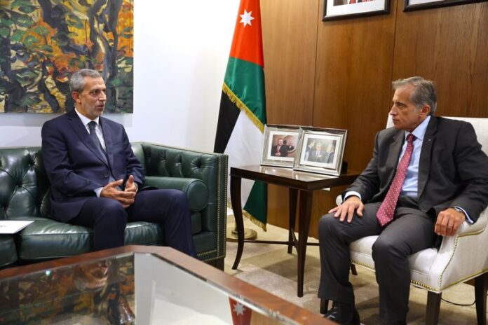 رئيس الوزراء يلتقي نقيب المحامين رئيس الوزراء يلتقي نقيب المحامين