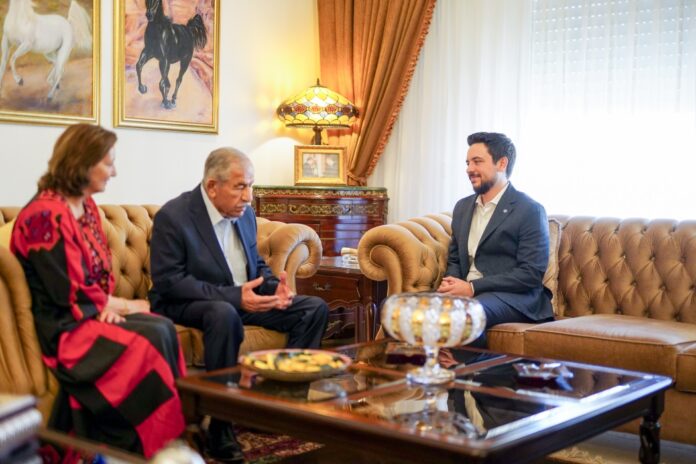 ولي العهد يطمئن على صحة الوزير الأسبق مازن الساكت - صور