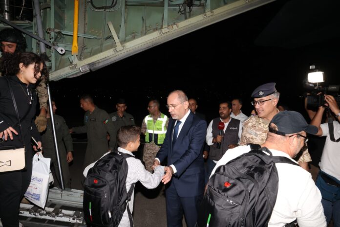 المستقل الاخباري الصفدي يبدع بتنفيذ التوجيهات الملكية .. عودة على متن طائرة عسكرية ورسالة عميقة - فيديو